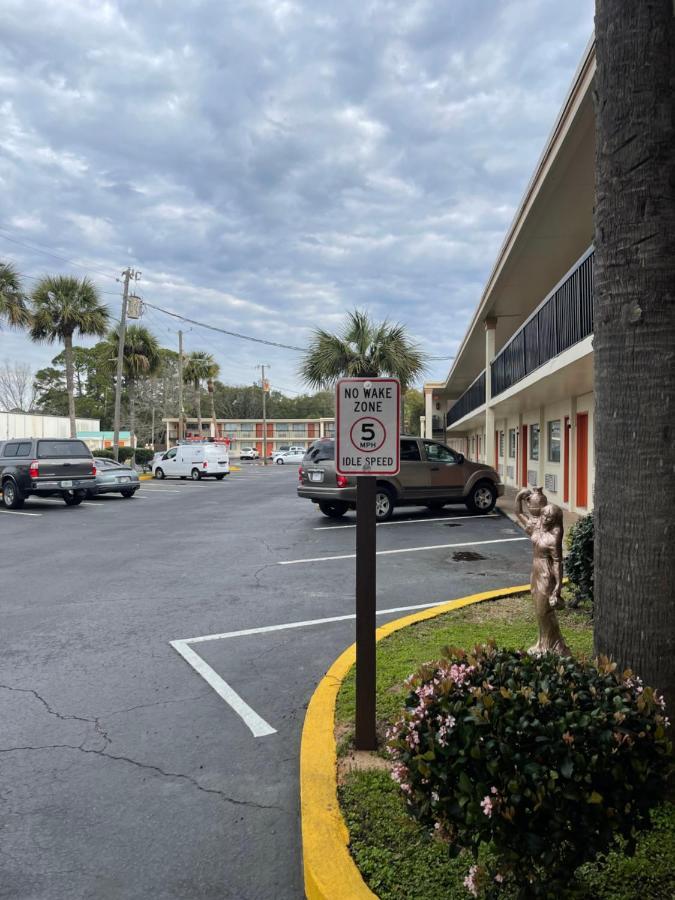 Hole Inn The Wall Hotel - Fort Walton Beach - Sunset Plaza - Nearby Beaches & Hurlburt Eksteriør bilde