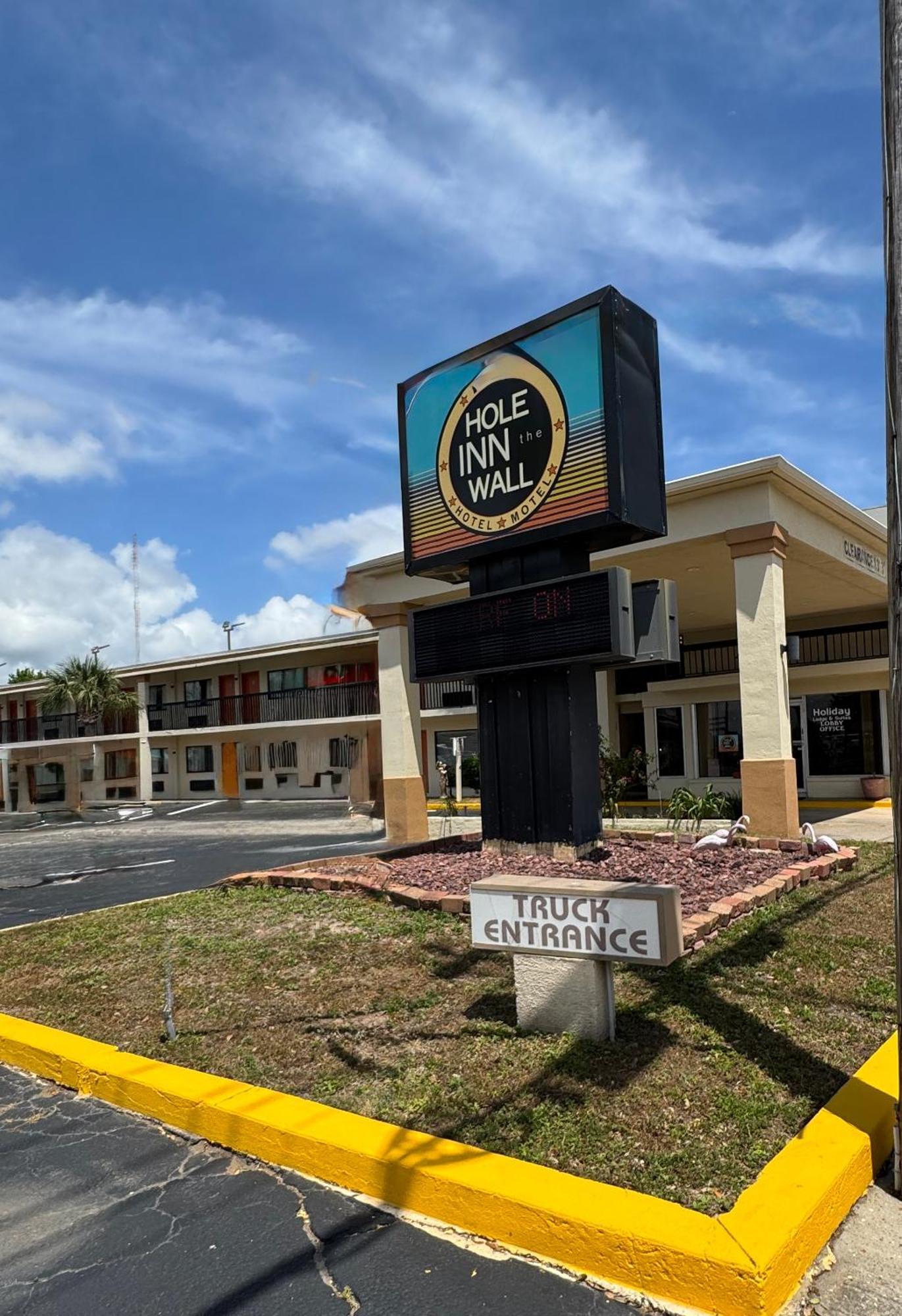 Hole Inn The Wall Hotel - Fort Walton Beach - Sunset Plaza - Nearby Beaches & Hurlburt Eksteriør bilde